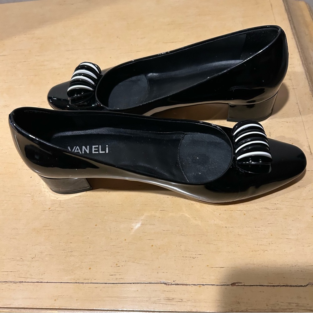 VANELI women’s black patent leather pump with decorative accent in size 7.5 - Picture 12 of 12
